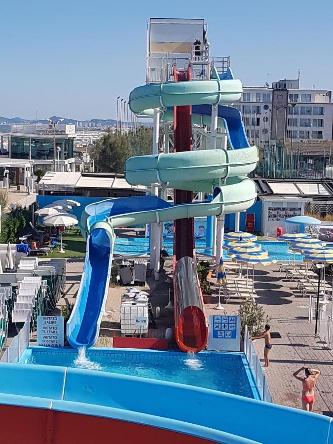 Hotel Monti Riccione Eksteriør bilde