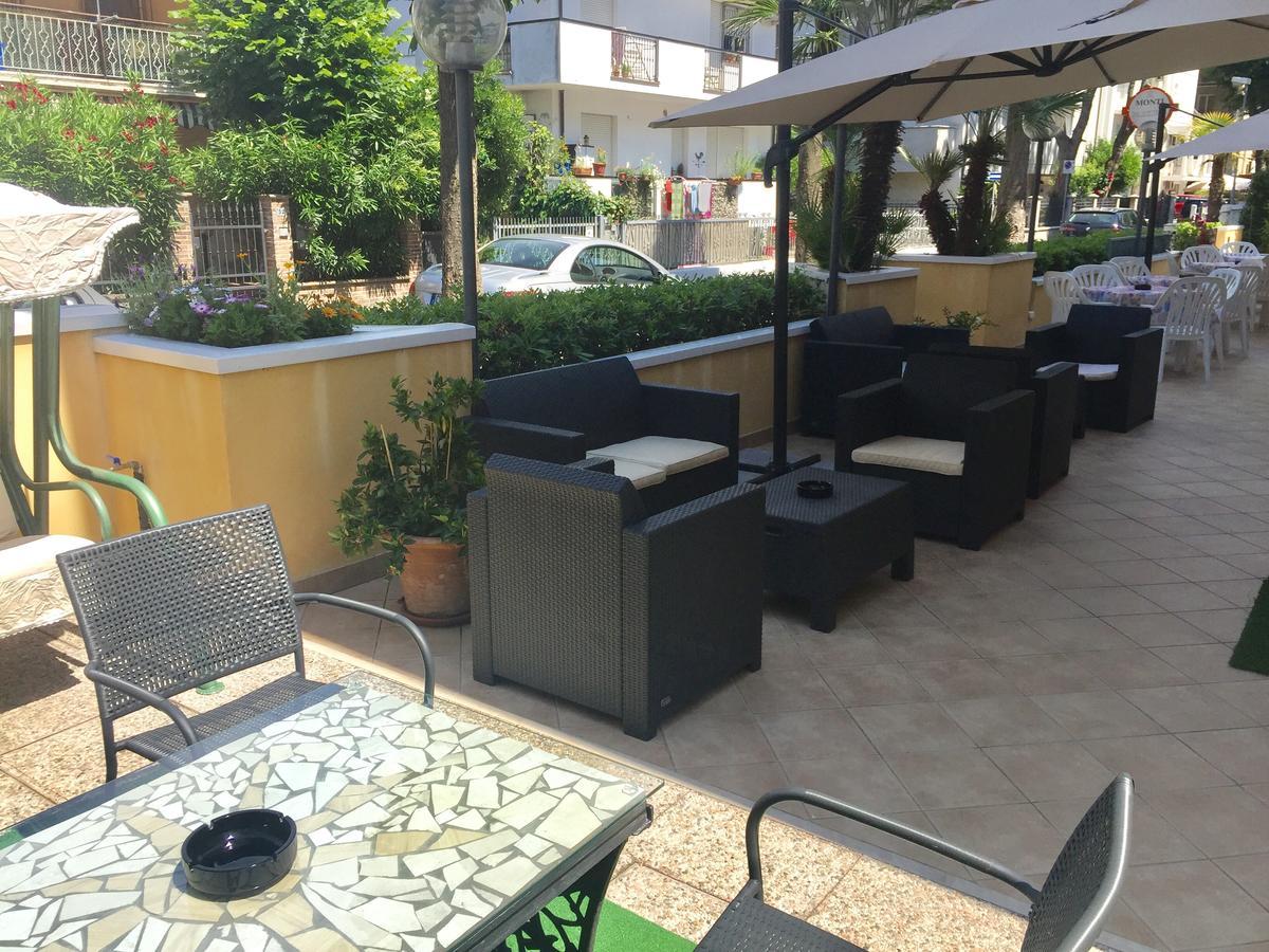 Hotel Monti Riccione Eksteriør bilde