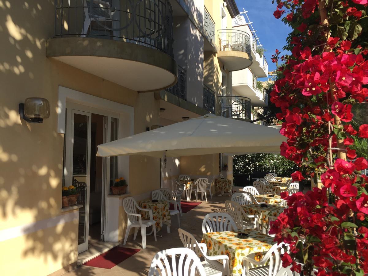 Hotel Monti Riccione Eksteriør bilde